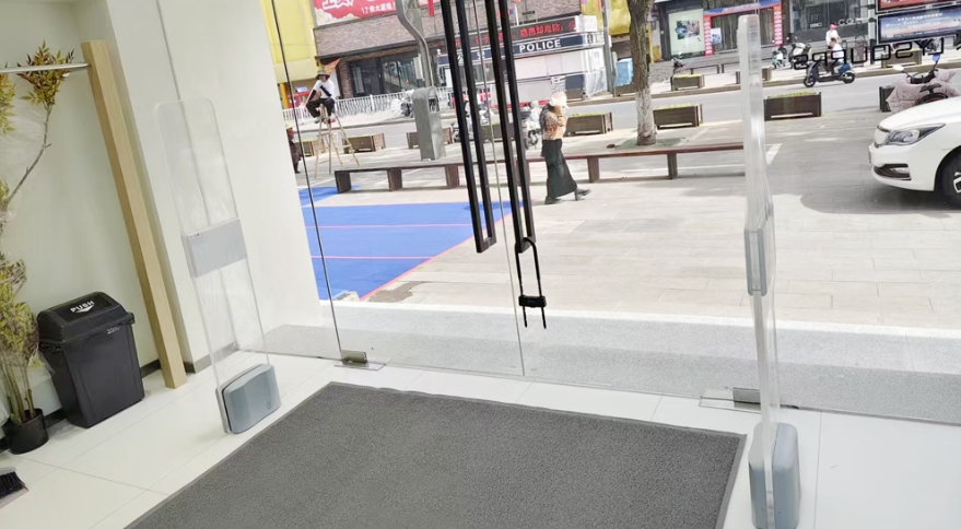 AM&RFID двојна фреквенција: Интелигентна безбедност за малопродажната индустрија на облека.